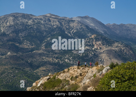 dh IERAPETRA GRECIA CRETA turisti punto di vista valle e Cretan Dikti montagne paesaggio vacanza persone isole di campagna Foto Stock