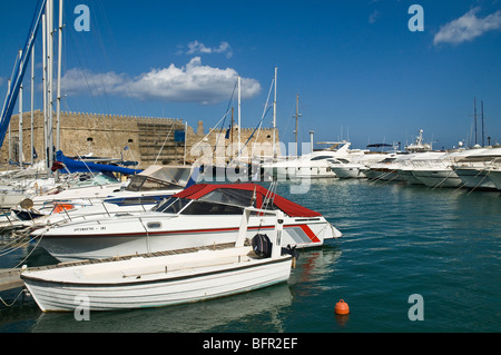 Dh IRAKLIO Grecia CRETA fortezza veneziana di Koules Castello yacht e barche nel porto di Heraklion Foto Stock