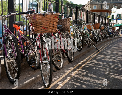 Biciclette puntellato contro le ringhiere in Cambridge vicino Scudamore La Punt station Foto Stock