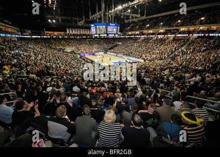 Gioco di basket di Alba Berlino. Interno dell'O2 World Arena O2 della Anschutz Entertainment Group, Berlino, Germania, Europa. Foto Stock