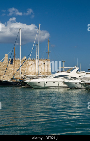 Dh IRAKLIO Grecia CRETA fortezza veneziana di Koules Castello yacht e barche nel porto di Heraklion Foto Stock