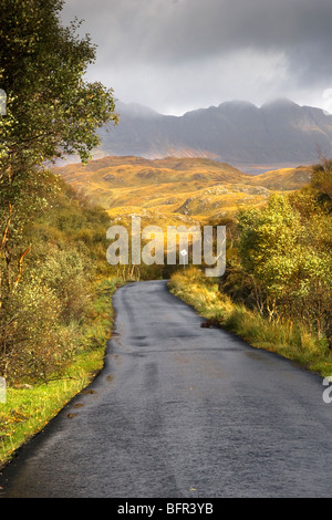 Piccolo centro rurale strada scozzese nelle highlands Foto Stock