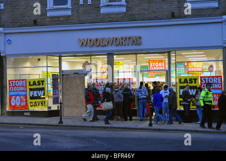 Ultimo giorno di negoziazione per Woolworths store, Skipton, North Yorkshire Foto Stock