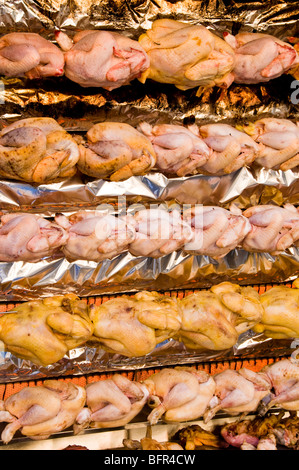 Polli su Rotisserie, Mercato Mattutino in Annecy, Haute Savoie, Rhone Alpes, Francia Foto Stock