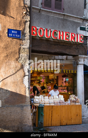 Boucherie e formaggio, di stallo in Annecy, Haute Savoie, Francia Foto Stock