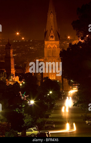 La Cattedrale di San Michele e San Giorgio sulla Strada Alta di Grahamstown di notte. Foto Stock