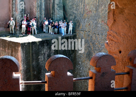 Gruppo di turisti a Bet giyorgis chiesa di St George - underground rock-conci di chiesa Foto Stock