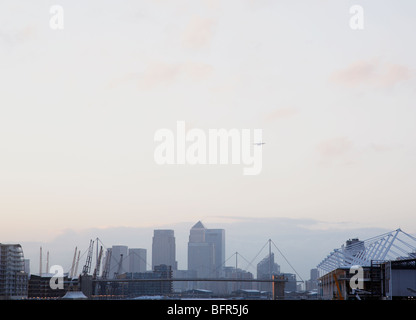 Piano sul suo approccio in London City Airport con vista di Canary Wharf in background Foto Stock