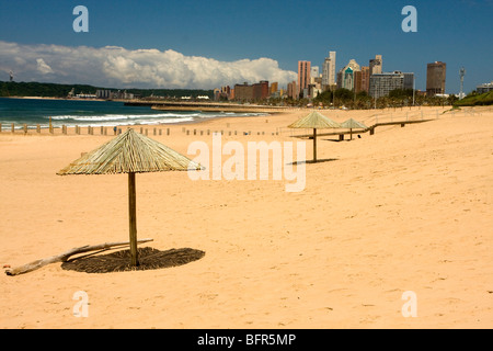 Vista di Durban skyline della città da Pirate's Beach Foto Stock