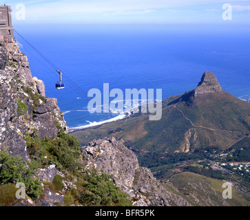 La Cabinovia di Table Mountain con vista Lions Head Foto Stock