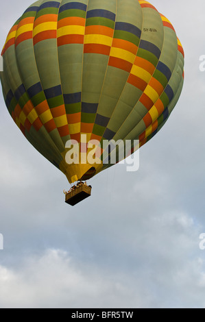 Mongolfiera in volo visto dal di sotto Foto Stock