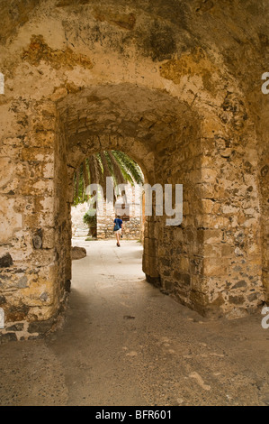 Dh Spinalonga AGIOS NIKOLAOS Grecia CRETA Tourist camminando attraverso le strade di ex lebbrosario Foto Stock