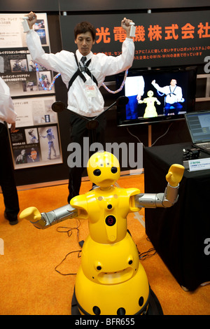 Vari robot compresi " Wakamaru", sul display all'International Robot Exhibition 2009, a Tokyo, Giappone Foto Stock