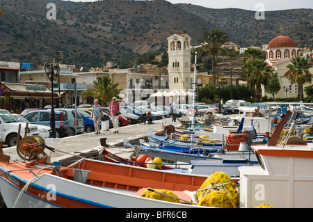 Dh Elounda AGIOS NIKOLAOS Grecia CRETA turisti passeggiano lungo la banchina di barche ormeggiate sul lungomare del porto Foto Stock