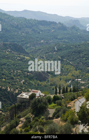 Dh Christos IERAPETRA Grecia CRETA montagna villaggio cretese e la chiesa del cimitero della valle di cui sopra Foto Stock