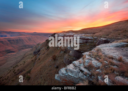 Paesaggio panoramico con tramonto sul Castello dei giganti Foto Stock