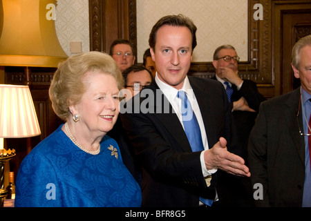 David Cameron e la signora Thatcher visitando la Shadow Cabinet Room in Parlamento, Ottobre 2007 Foto Stock