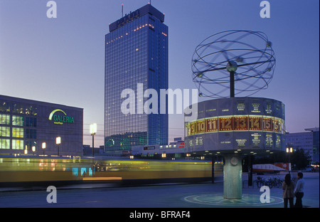 L'Alexanderplatz con la World Time Clock e Park Inn Hotel di notte. Berlin Mitte. Berlino. Germania. L'Europa. Foto Stock