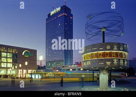 L'Alexanderplatz con la World Time Clock e Park Inn Hotel di notte. Berlin Mitte. Berlino. Germania. L'Europa. Foto Stock