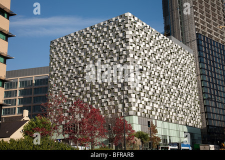 Un avveniristico rivestito di alluminio parco auto nel centro di Sheffield Foto Stock