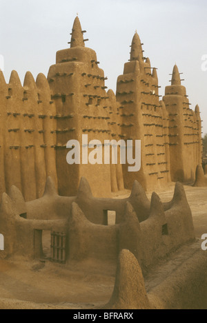 La moschea di Djenne costruito nel 1907 è la più grande struttura di fango nel mondo. Foto Stock