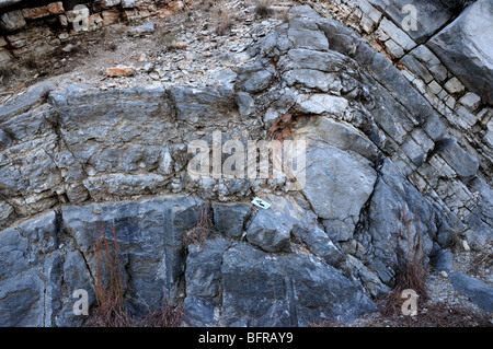 Una piccola piega anticlinale con problemi di spinta. Oklahoma, Stati Uniti d'America. Foto Stock