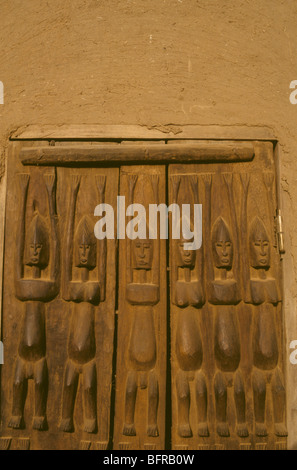 Close-up di intricati porte di legno intagliato. Foto Stock