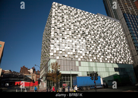 Un avveniristico rivestito di alluminio parco auto nel centro di Sheffield Foto Stock