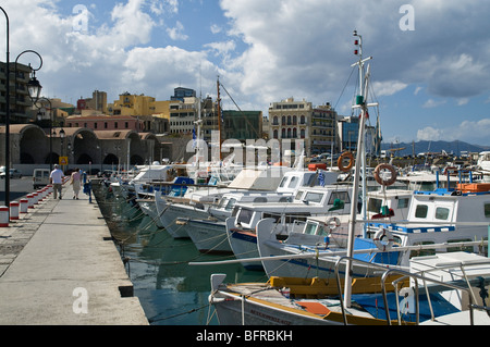 Dh IRAKLIO Grecia CRETA barche ormeggiate sulla banchina del porto di Heraklion Foto Stock