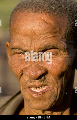 Ritratto di un anziano uomo San da Tsodilo Hills Foto Stock