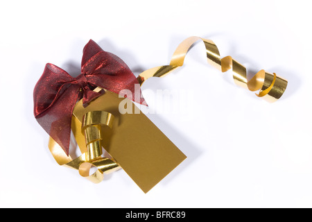 Oro bianco tag regalo con fiocco rosso e oro nastri immagine di sfondo su bianco. Foto Stock