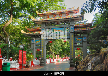 Porta d'ingresso tradizionale Cinese, Arco o porta d'ingresso al Giardino del Balsamo della Tigre o al Parco a tema dei Giardini del Balmo della Tigre, o Villa Haw Par, Singapore Foto Stock