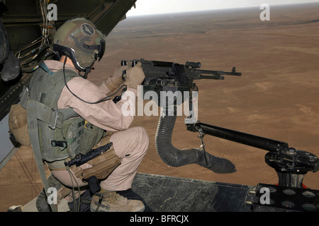 Stati Uniti Prova Marine sparando un M240 heavy machine gun sul retro di una MV-22B Osprey. Foto Stock