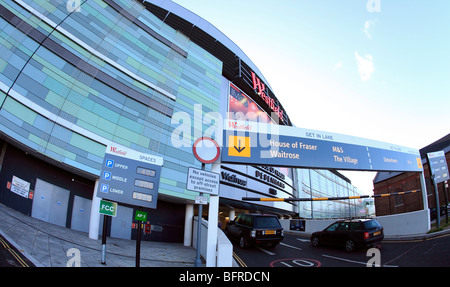 Regno Unito Londra ovest città bianca l'entrata per il parcheggio presso il centro commerciale Westfield Foto Stock