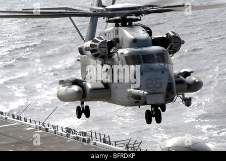 Un CH-53E Super Stallion elicottero decolla da USS Makin Island. Foto Stock