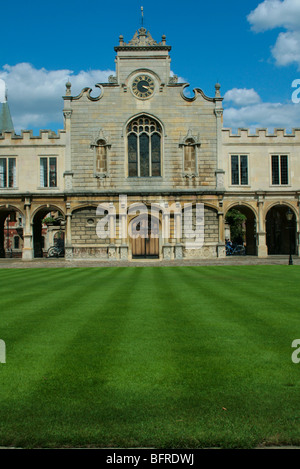 Antica Corte a Peterhouse College, il più antico College di Cambridge University. L'edificio è il College Chapel. Foto Stock