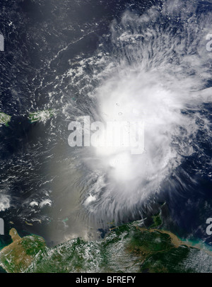 Tempesta tropicale Erika oltre le Piccole Antille isole dei Caraibi. Foto Stock