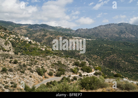 Dh Christos IERAPETRA Grecia CRETA strada di montagna e villaggio cretese su pendio Foto Stock