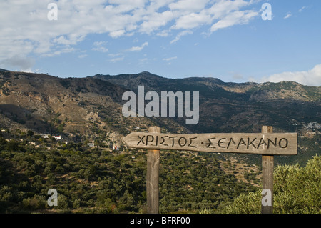 Dh area Metaxochori IERAPETRA Grecia CRETA Grecia cartello stradale in montagne cretesi Foto Stock