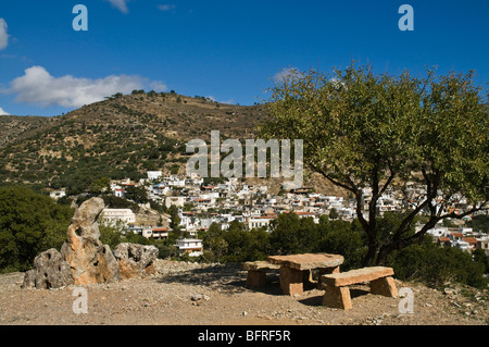 Dh Kalamafka IERAPETRA Grecia CRETA Pietra Panca e tavolo viewpoint cretese affacciato sul villaggio di montagna Foto Stock