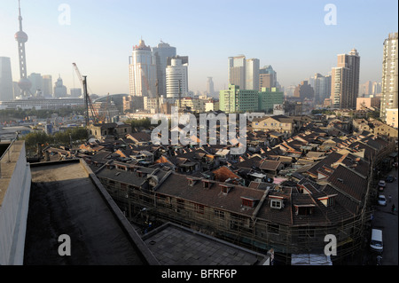 Vecchie case tradizionali nel quartiere di Hong kou di Shanghai sarà presto demolito per lo sviluppo immobiliare.21-ott-2009 Foto Stock