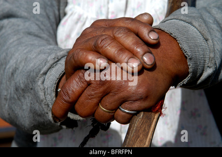 Le mani di una donna anziana. Itapetininga, São Paulo, Brasile 26/07/2006 a 10:37am. Foto Stock