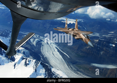 Un U.S. Air Force F-15C Eagle posizionandosi dietro un KC-135R Stratotanker su Alaska. Foto Stock