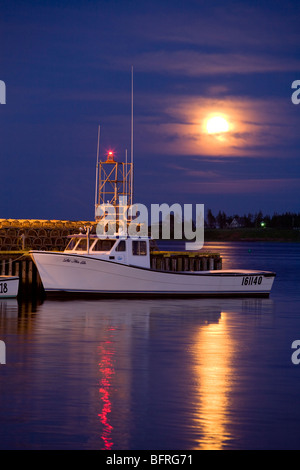 Luna piena e barche da pesca, Nord Rustico Harbour, Prince Edward Island, Canada Foto Stock