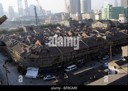 Vecchie case tradizionali nel quartiere di Hong kou di Shanghai sarà presto demolito per lo sviluppo immobiliare.21-ott-2009 Foto Stock