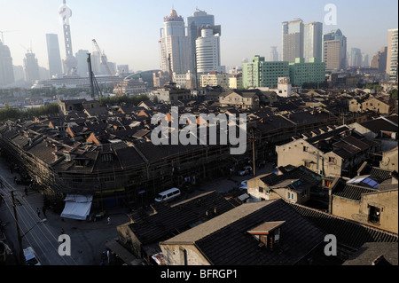 Vecchie case tradizionali nel quartiere di Hong kou di Shanghai sarà presto demolito per lo sviluppo immobiliare.21-ott-2009 Foto Stock