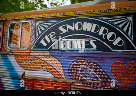 Verniciato colorato hippy di camper con la Snowdrop, Lewes scritte sul lato. Regno Unito Foto Stock