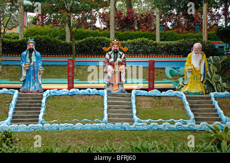 Sculture o statue di fu, Lu & Shou, dei cinesi o divinità della buona fortuna, prosperità e longevità, Parco a tema Tiger Balm Gardens Singapore Foto Stock