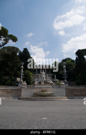 Fontana di Roma tra il Tevere e l'Aniene e nella parte anteriore della lupa alimentazione di Romolo e Remo a Piazza del Popolo Foto Stock