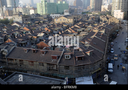 Vecchie case tradizionali nel quartiere di Hong kou di Shanghai sarà presto demolito per lo sviluppo immobiliare.21-ott-2009 Foto Stock